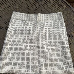 Alice + Olivia mini skirt gray silver and white geometric pattern size 4